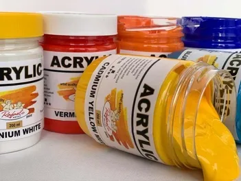 Pictat de mâini iscusite, cu materiale